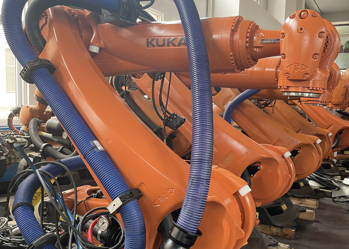 সুনির্দিষ্ট KUKA KR210 R2900 ইন্ডাস্ট্রিয়াল রোবট 210 কেজি দরকারী লোড এবং 2900 মিমি পৌঁছানোর জন্য লোড কাটা এবং উপাদান হ্যান্ডলিং