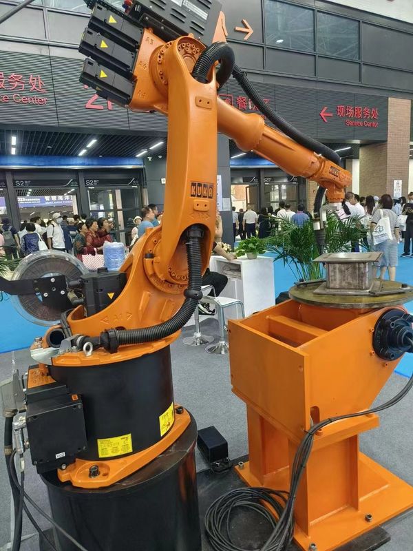 KUKA KR 16 L6 একটি দীর্ঘ পরিসরে কম দরকারী লোড রোবট আর্ম। এটিতে একটি আর্ম এক্সটেন্ডার রয়েছে যা 1911 মিমি পর্যন্ত প্রসারিত করে। আর্ক ওয়েল্ডিং রোবট, সমাবেশ রোবট, ইলেকট্রন বিম ওয়েল্ডিং রোবট