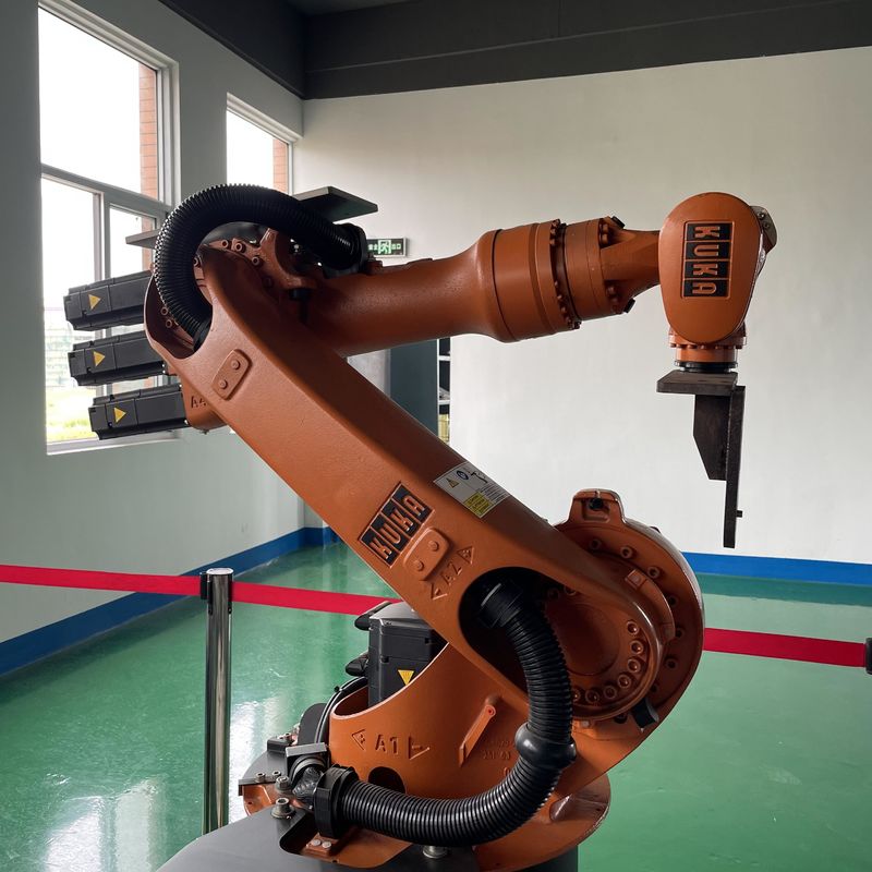 পেয়্লোড KUKA Kr16 এক্সপি কন্ট্রোলারের সাথে ওয়েল্ডিং রোবট 1611 মিমি রিচ ফ্রনিউস ওয়েল্ডিং উত্স হ্যান্ডলিং সেটল কাটিয়া লোড