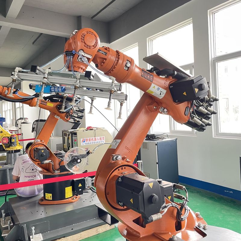 KUKA Kr16 এক্সপি কন্ট্রোলারের সাথে আর্ক ওয়েল্ডিং রোবট লোডিং এবং অংশ আনলোডিং অংশ হ্যান্ডলিং শিল্প রোবট বাহু