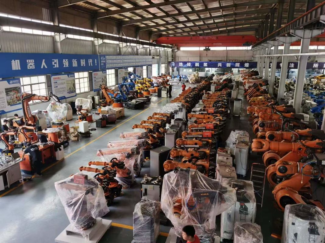 ১১৩০ কেজি রোবট মাস ব্যবহৃত রোবোটিক আর্ম ৬ অ্যাক্সিস সি৪ কন্ট্রোলার স্বয়ংক্রিয় উৎপাদন লাইন এবং জটিল অ্যাসেম্বলি কাজের জন্য আদর্শ