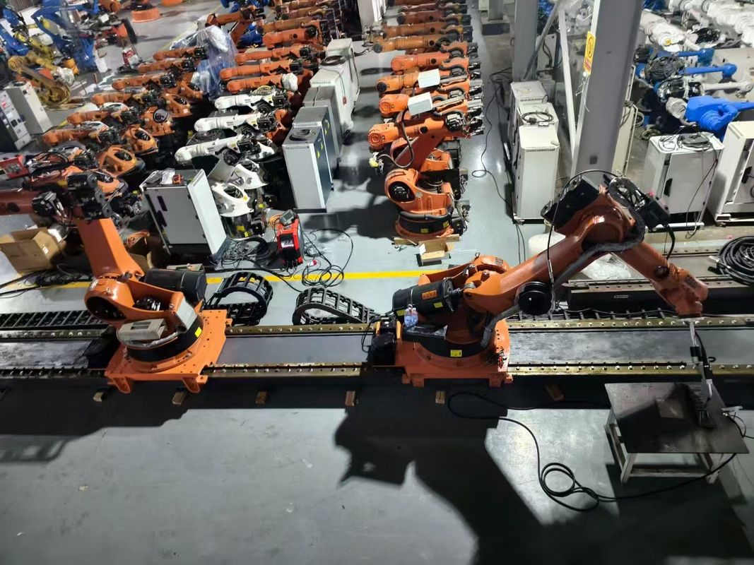 KUKA KR180 R2900 প্রাইম 180 কেজি দরকারী লোড 2900 মিমি রিচ ওয়াল-মাউন্ট লোডিং রোবট এবং KRC4 নিয়ামক পেইন্টিং রোবট