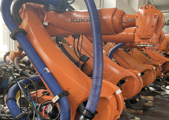 সুনির্দিষ্ট KUKA KR210 R2900 ইন্ডাস্ট্রিয়াল রোবট 210 কেজি দরকারী লোড এবং 2900 মিমি পৌঁছানোর জন্য লোড কাটা এবং উপাদান হ্যান্ডলিং